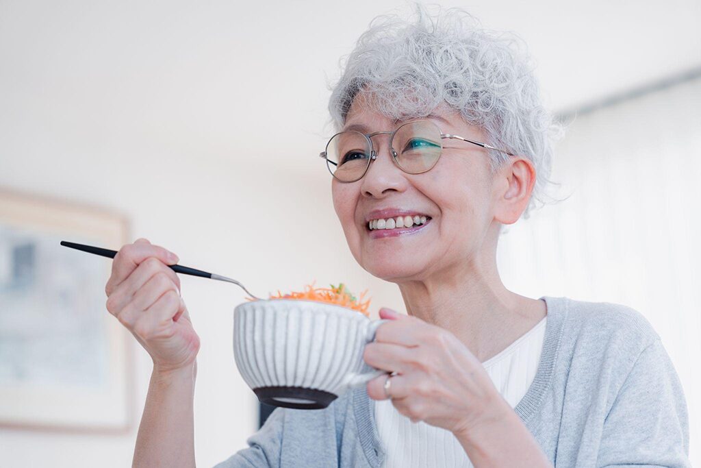 食事をするおばあさん